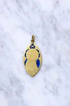 Médaille ancienne en or, Vierge Marie, et émail plique-à-jour