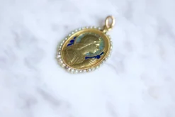 Médaille ancienne en or, Vierge Marie, émail et perles