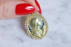 Médaille ancienne en or, Vierge Marie, émail et perles