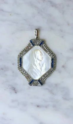 Médaille Art Déco Vierge Marie Nacre, Saphirs, Diamants et Perles