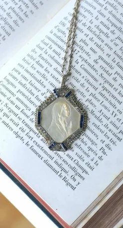 Médaille Art Déco Vierge Marie Nacre, Saphirs, Diamants et Perles