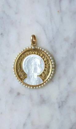 Médaille Art Déco Vierge sur nacre, or et perles fines