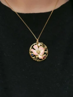 Médaille Art-Nouveau en or, émail, diamant, saphir et rubis