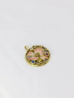 Médaille Art-Nouveau en or, émail, diamant, saphir et rubis