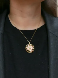 Médaille Art-Nouveau en or, émail, diamant, saphir et rubis