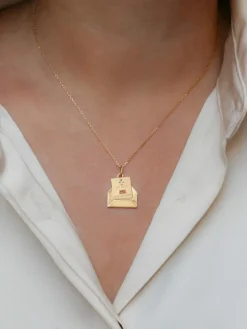 Médaille Augis lettre d’amour or et rubis, Plus qu’hier moins que demain