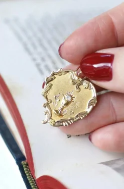 Médaille calice et coeur trois ors