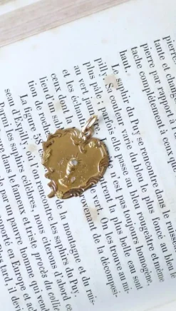 Médaille calice et coeur trois ors