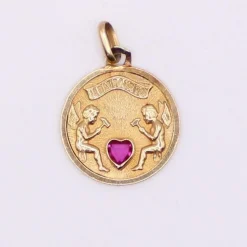 Médaille d’amour « Il bat pour toi » cœur en rubis