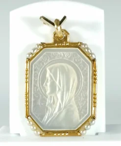 Médaille en nacre, or et perles