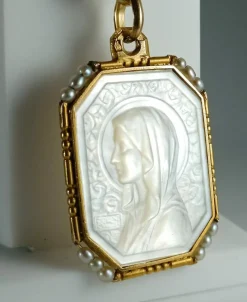 Médaille en nacre, or et perles