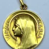Médaille en or jaune 18 carats représentant la Vierge Marie, signée G.Rabier