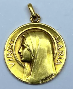 Médaille en or jaune 18 carats représentant la Vierge Marie, signée G.Rabier
