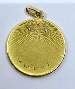 Médaille en or jaune 18 carats représentant la Vierge Marie, signée G.Rabier