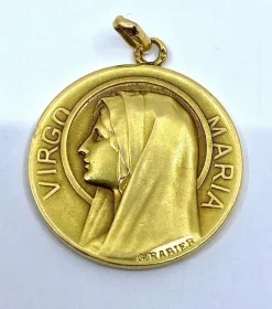 Médaille en or jaune 18 carats représentant la Vierge Marie, signée G.Rabier
