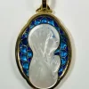 Médaille en or, nacre et émail