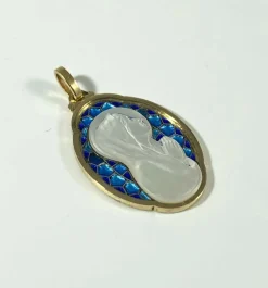 Médaille en or, nacre et émail