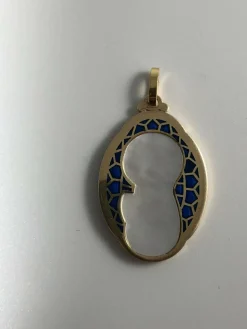 Médaille en or, nacre et émail