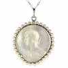 Médaille et sa chaine en platine, nacre et perles fines