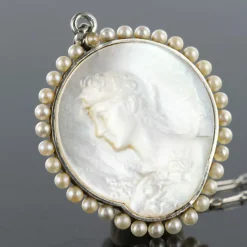 Médaille et sa chaine en platine, nacre et perles fines