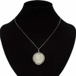 Médaille et sa chaine en platine, nacre et perles fines