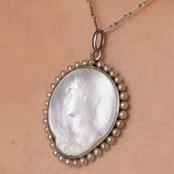 Médaille et sa chaine en platine, nacre et perles fines