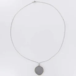 Médaille et sa chaine en platine, nacre et perles fines