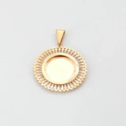Médaille motif floral décor rayonnant