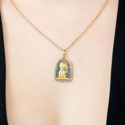 Médaille or jaune et émail et pierres