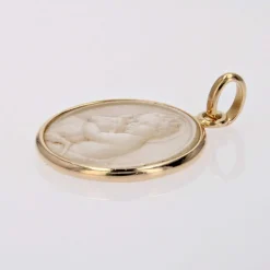 Médaille or jaune nacre Ange à l'agneau