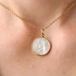 Médaille or jaune nacre Ange à l'agneau