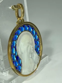 Médaille or, nacre et émail
