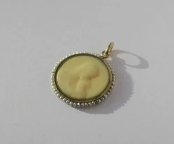 Médaille pendentif Art Nouveau Vierge à l’enfant os perles fines