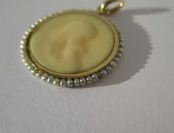 Médaille pendentif Art Nouveau Vierge à l’enfant os perles fines