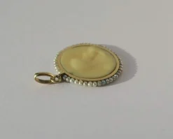 Médaille pendentif Art Nouveau Vierge à l’enfant os perles fines