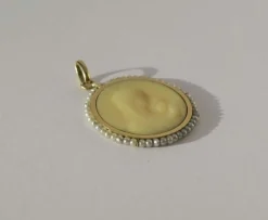 Médaille pendentif Art Nouveau Vierge à l’enfant os perles fines