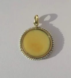 Médaille pendentif Art Nouveau Vierge à l’enfant os perles fines
