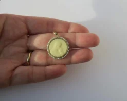 Médaille pendentif Art Nouveau Vierge à l’enfant os perles fines