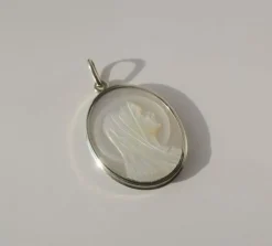 Médaille pendentif vintage Vierge nacre or blanc