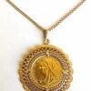 Médaille porte-pièce et sa chaîne en or jaune