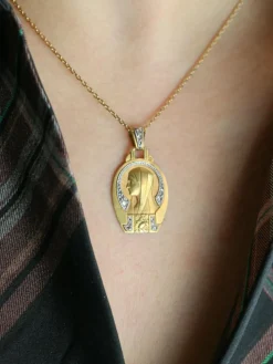 Médaille religieuse Art Deco Vierge de profil or jaune diamants taille rose