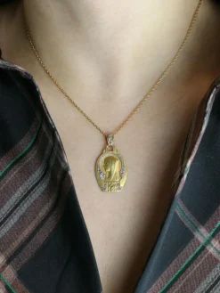 Médaille religieuse Art Deco Vierge de profil or jaune diamants taille rose
