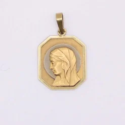 Médaille religieuse octogonale Vierge de profil auréolée d’or blanc