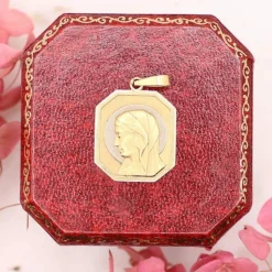 Médaille religieuse octogonale Vierge de profil auréolée d’or blanc