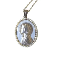 Médaille religieuse sur chaîne Art Déco or blanc, nacre et perles