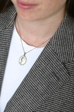 Médaille religieuse sur chaîne Art Déco or blanc, nacre et perles