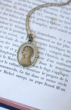 Médaille religieuse sur chaîne Art Déco or blanc, nacre et perles