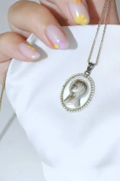 Médaille religieuse sur chaîne Art Déco or blanc, nacre et perles