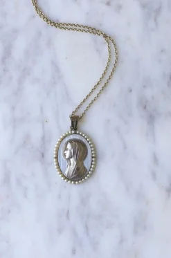 Médaille religieuse sur chaîne Art Déco or blanc, nacre et perles