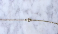 Médaille religieuse sur chaîne Art Déco or blanc, nacre et perles